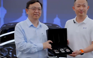 知乎创始人周源成仰望U7车主 王传福亲自交车 ！
