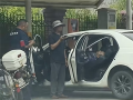 惨剧！网约车司机充电时不开窗车内睡觉 结果再没醒来 ！