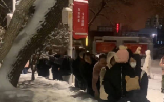小孩哥夹雪熊哄大学生忙成流水线 ！ ​网友：最清澈的两个群体相遇了，给小孩哥累坏了  ！