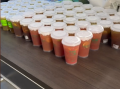 章泽天现身深圳请工友喝冰饮 点了300多杯 工友直竖大拇指点赞 ！
