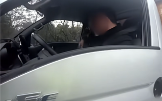 货车司机游戏瘾犯了 高速应急车道直接停车开玩：警笛都叫不醒 ！