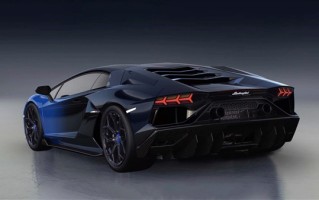 男子称700万的兰博基尼遭暴力审车 员工狂踩油门致水箱破裂发动机冒烟 ！