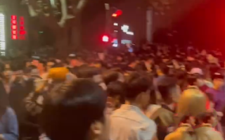 万圣节上海巨鹿路人山人海 警方限流：现场人挤人，手机也没有信号 ！