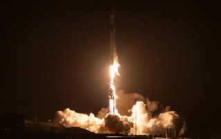 SpaceX再发射13颗可直连手机的星链卫星：每颗重达875公斤 ！