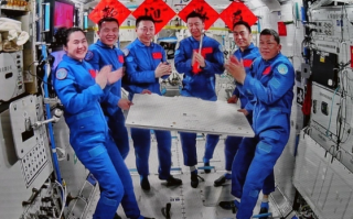 中国航天员完成在轨交接 神十九乘组将于4月29日返回地球 !