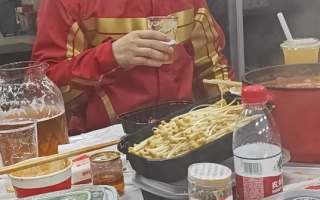 刘强东请骑手吃火锅喝啤酒 被兄弟夸其是海量 ！