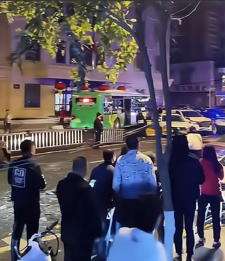 长春一公交失控连撞多车 司机晕倒：部分人员受到惊吓或轻微皮外伤 ！-第1张图片