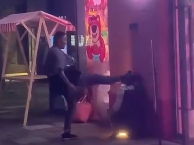 怀疑妻子出轨 男子当街踢踹女方：好心路人上前劝说反而被呵斥 ！-第1张图片
