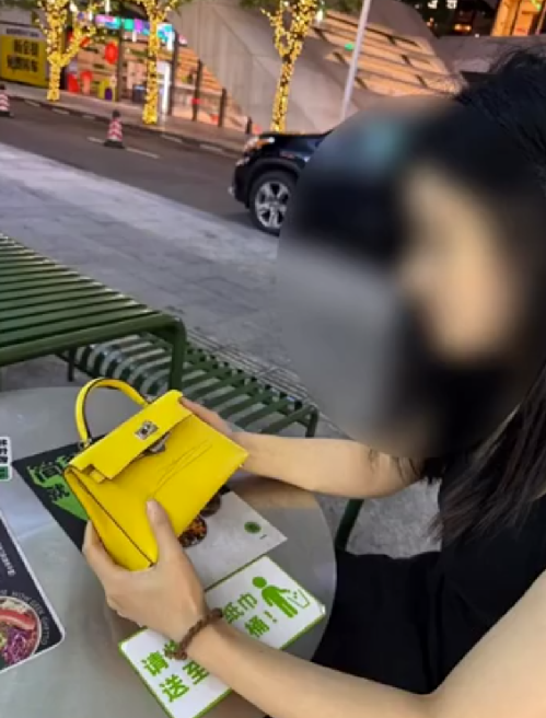 女子与男友吵架怒划16万爱马仕包：店员表示没有修复价值 ！-第1张图片