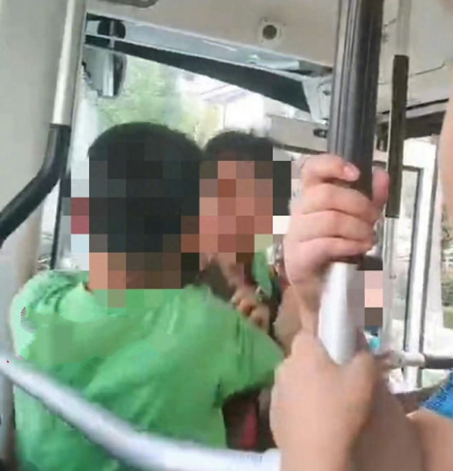 女子公交车上连扇男孩耳光：被拘9天罚款400元 ！-第1张图片