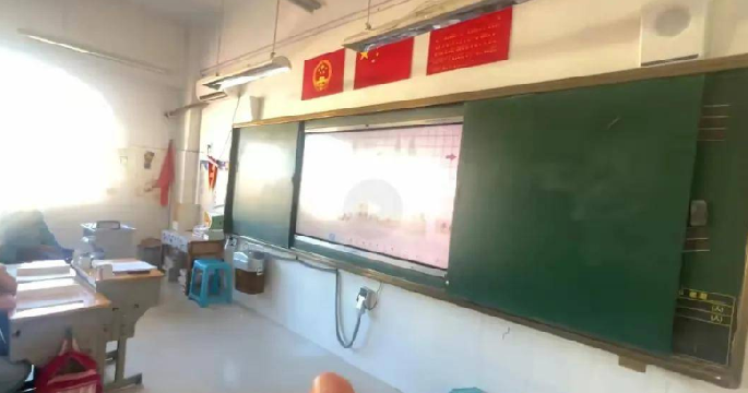 老师曝光教室问题反被约谈！官方通报：调查期间，校长暂时停职 ！-第1张图片