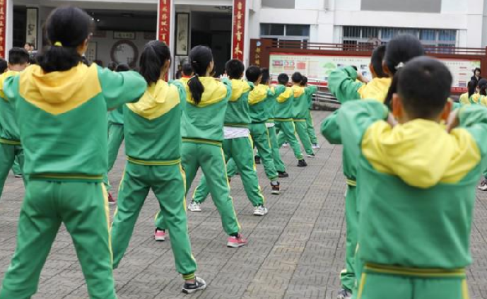 中小学生连上厕所的时间都快没了：课间10分钟去哪里了？