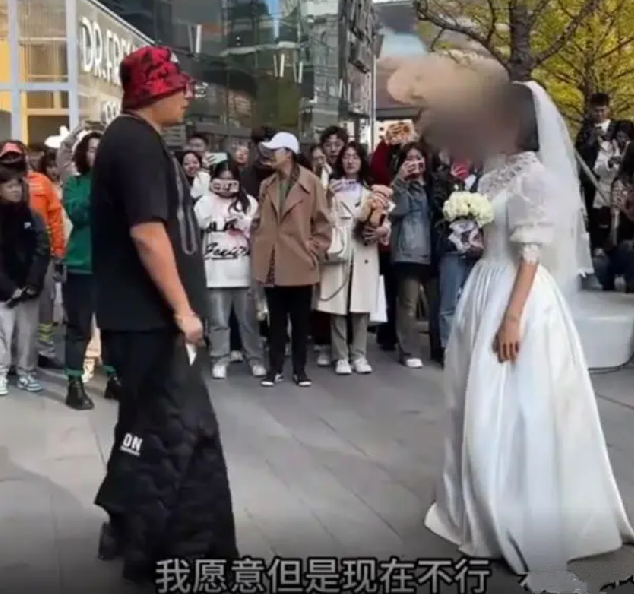 女生穿婚纱当街求婚却遭男友婉拒 ！表示：我愿意但是现在不行 ！-第1张图片
