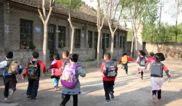 乡村小学招生不足10人宣告停办：因学生数较少、教育成本过高 ！