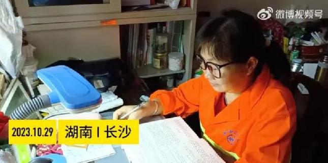 52岁环卫大姐自考大学3年已过6门 ！网友：自愧不如！-第1张图片