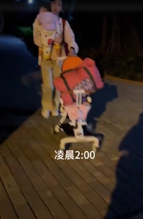 女子受委屈回娘家 姐姐凌晨跑出来接 ！网友：娘家人是她坚强的后盾！-第1张图片