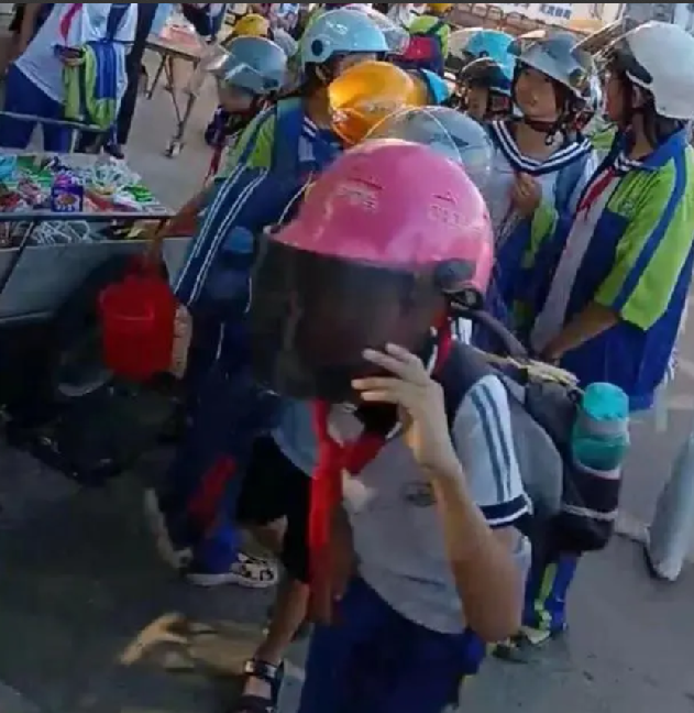 媒体评“小学生走路也要戴头盔” ：别再让学校“越俎代庖”了！-第1张图片