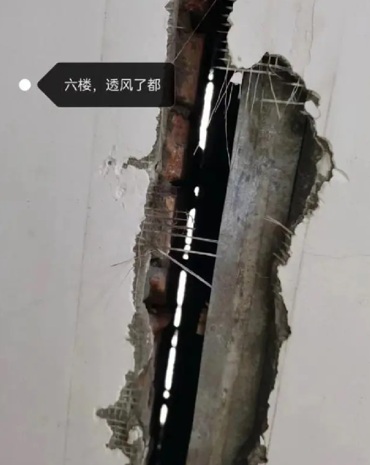 哈尔滨暴雪高校学生公寓墙体开裂 ！校方：已注意到该情况，目前正转移安置学生 ！-第1张图片