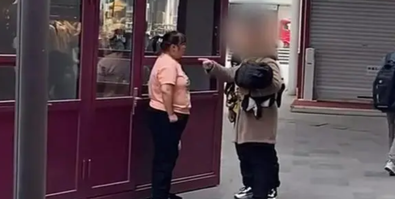 女子冬天穿短袖 让丈夫买衣服反被打：并当街被婆婆指着鼻子骂 ！-第1张图片