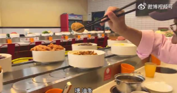 54岁教授吃饭太认真带火冷门专业 ！直言：“多一些人对考古有兴趣，我就很高兴了”！-第1张图片