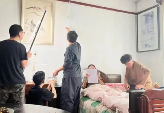 老人在短视频里演恶婆婆 月赚4万：表演成为了他们生活中的一部分！-第1张图片
