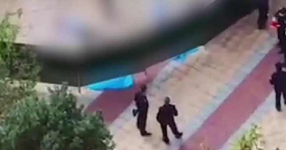 南昌某小区一人跳楼砸到路人 ！街道办：确有此事，工作人员已去现场 ！-第1张图片