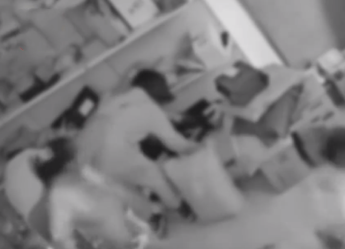 女子快递点暴躁翻找双11快递：差点砸到旁边的市民依旧我行我素 ！ -第1张图片