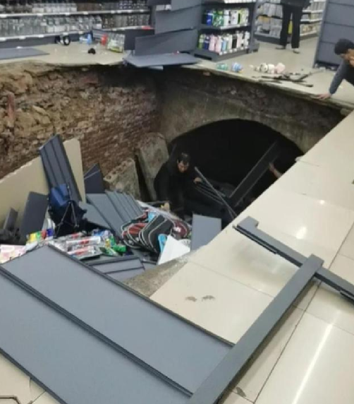 河南一超市开业次日地面塌出大洞:两人掉落受轻微伤被救出,现场已封锁调查 !-第1张图片 河南一超市开业次日地面塌出大洞:两人掉落受轻微伤被救出,现场已封锁调查 !-第1张图片