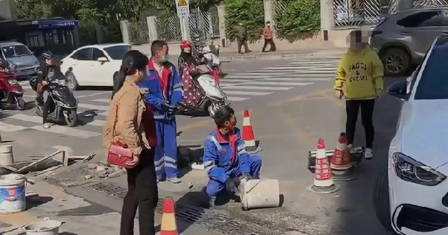 官方回应奔驰女辱骂市政工人：已依法处理，并作出诚恳道歉已取得其谅解 ！-第1张图片