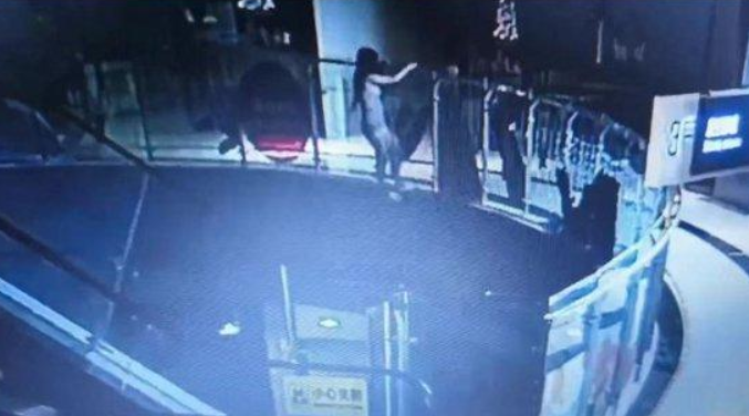 15岁女孩KTV陪酒坠楼画面曝光！母亲称：仍需至少3个月的康复治疗 ！-第1张图片