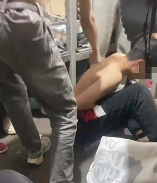 男生遭同学用螃蟹夹下体?警方回应：报警情况属实，网传“脱裤子螃蟹夹下体”系言语威胁 ！-第1张图片