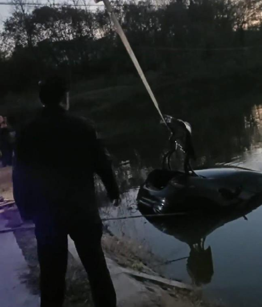河南一男子为救落水司机身亡 ！村干部：有2个孩子，准备申报见义勇为奖！ -第1张图片
