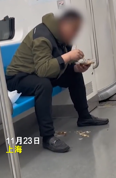 男子地铁车厢内吃饭 吐一地鱼骨头：看到有人来就用脚挡住，下车时也没带走 ！-第1张图片