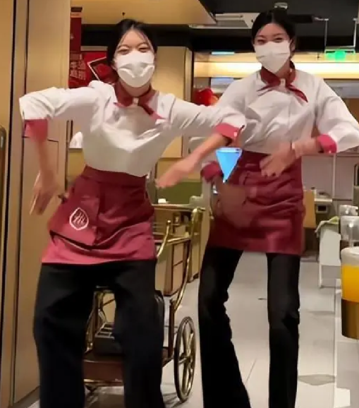 海底捞回应跳科目三服务员月薪过万：实行计件薪酬，获得顾客认可的员工有激励 !-第1张图片