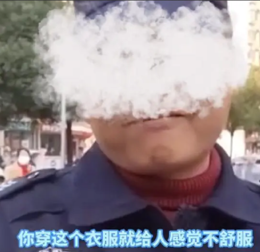 保安校门口劝阻女子拍视频被狂怼：全程微笑回应女子各种提问 ！-第1张图片