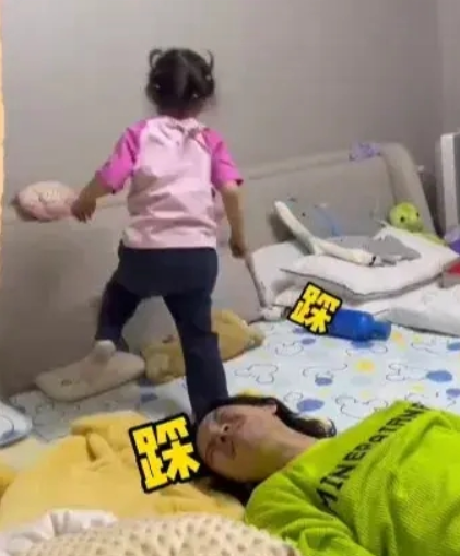 向佐被3岁女儿蹬鼻子上脸！网友：妥妥的女儿奴了 ！-第1张图片