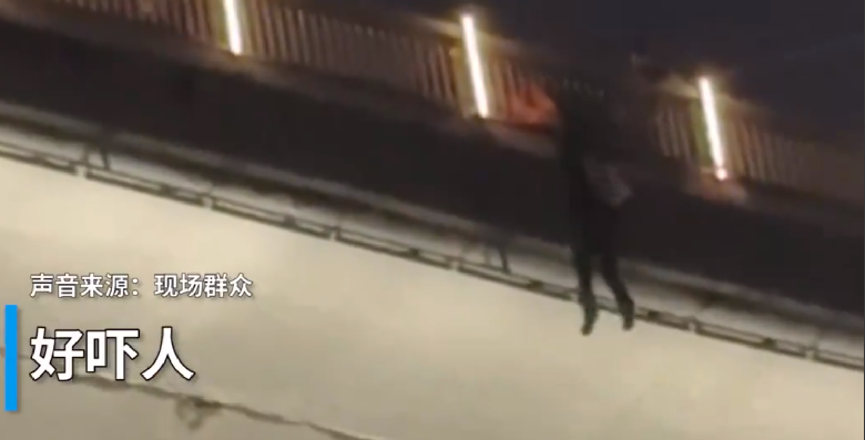 重庆女子坠桥 路人拍下全程：情况不太乐观，当地警方并未发布通告 ！-第1张图片