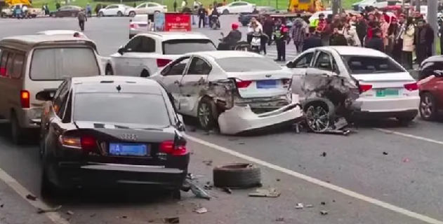 成都警方通报特斯拉连撞11车事故：致3人受轻伤，驾驶员已被当场控制 ！-第1张图片