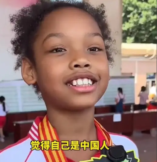 中非混血儿多次打破校运会纪录 ！直言：我长大要为中国争光！-第1张图片