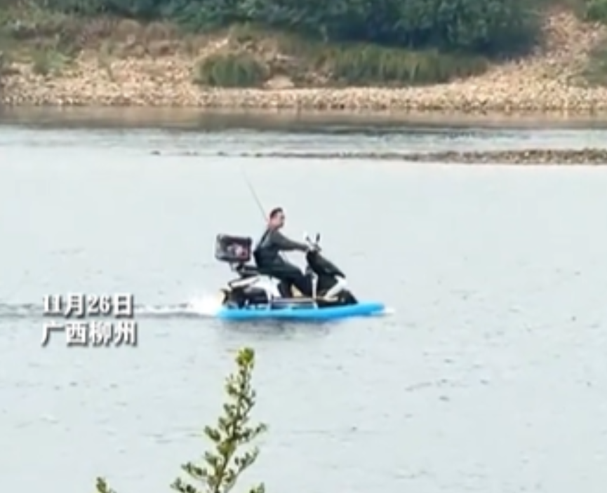 广西一男子骑电车“水上漂” ！车管所：不能将改装车开上路 ！-第1张图片