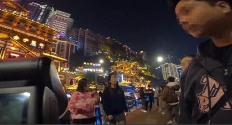 网友曝洪崖洞拍照遭阻拦 官方回应：阻挠拍照不合理，将处理 ！-第1张图片