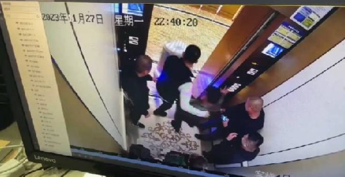 机器人准备进电梯被两男子踹倒 ！知情人：人被酒店找了 赔偿4500元 ！-第1张图片