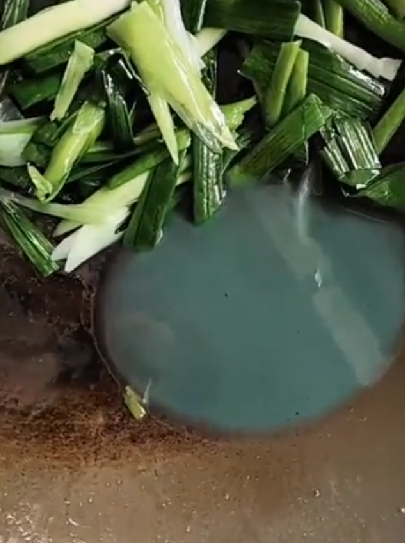 男子买韭菜炒出像洗衣液绿色汤汁 ！直言：不敢吃，害怕是农药，觉得非常震惊 ！-第1张图片