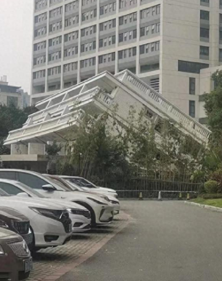 福州辟谣医院小楼倒塌呈45度：系医院旧址正常拆除，网友拍摄角度有问题 ！-第1张图片