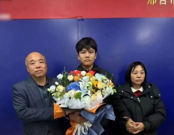 富豪寻子答谢宴妈妈向丈夫儿子道歉：在台上泪流满面 ！-第1张图片