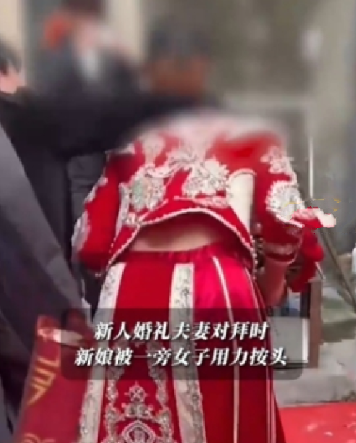新娘夫妻对拜时被一女子用力按头 ！化妆师：据说是当地的一种习俗，新娘忍住没发脾气 ！-第1张图片