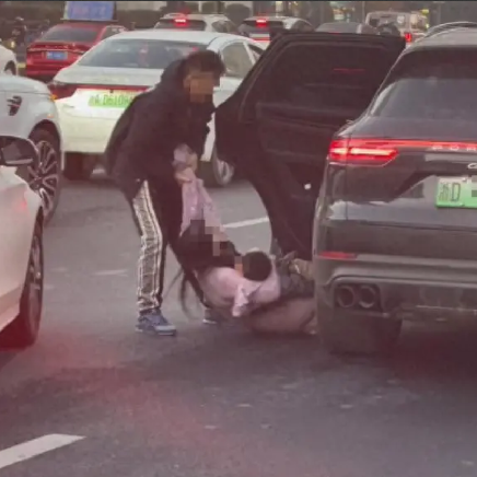 交警回应男子将女子幼儿强拽下车：此事既危险也违法 ！-第1张图片