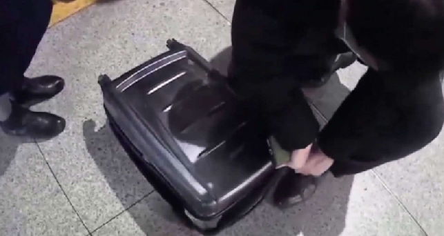 男子将装有14万元的行李箱忘高铁上：铁路工作人员迅速将其找回 ！-第1张图片