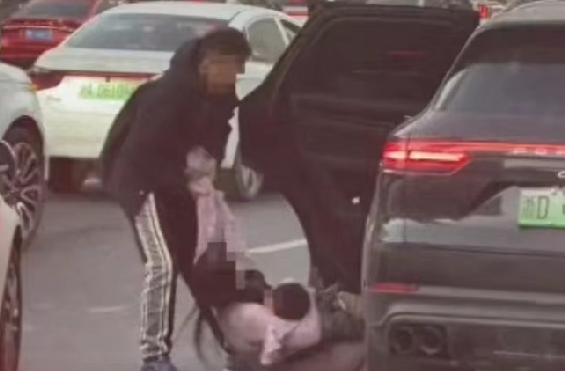 将妻儿拖出保时捷的男子称非常后悔！直言：以后也不会再这么冲动了，会好好跟老婆过日子 ！-第1张图片