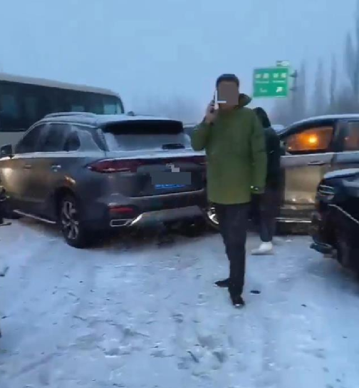 山西高速多车相撞引拥堵 疑降雪所致 ！知情人：发生事故的路段长达一公里 ！-第1张图片